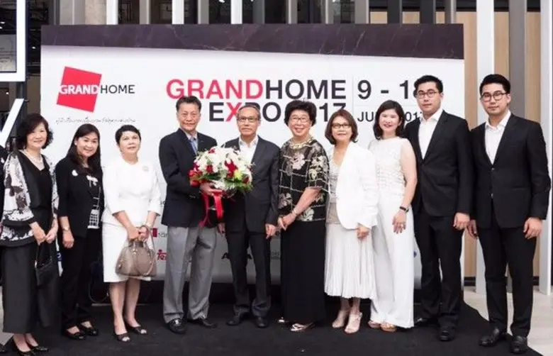 กิตติชัย ไกรก่อกิจ (ที่ 4 จากซ้าย) กรรมกา...