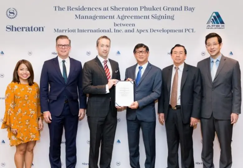 มร. เจมส์ ดูแลน (ที่ 3 จากซ้าย) รองประธาน...