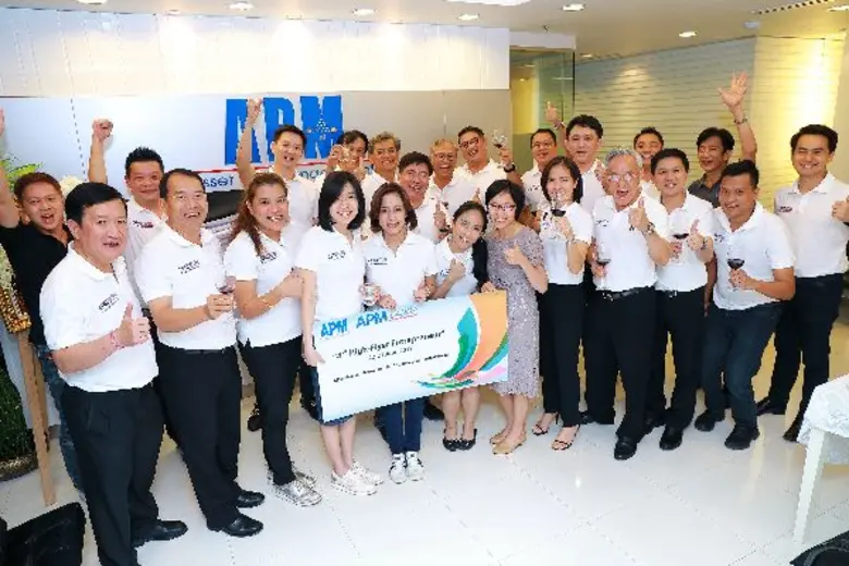 สมภพ ศักดิ์พันธ์พนม (หลังกลาง) ประธานกรรม...