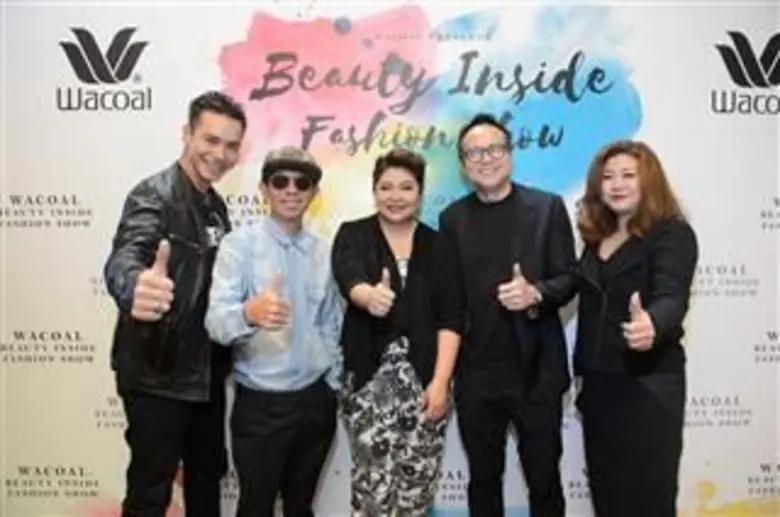 อินทิรา นาคสกุล (กลาง) ผู้จัดการส่วนการตล...