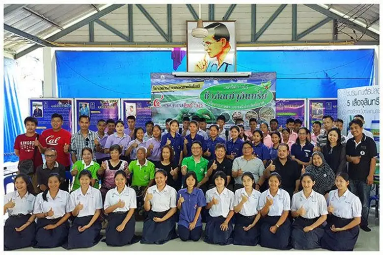 นายมนตรี บุญจรัส (กลาง) ประธานกรรมการชมรม...