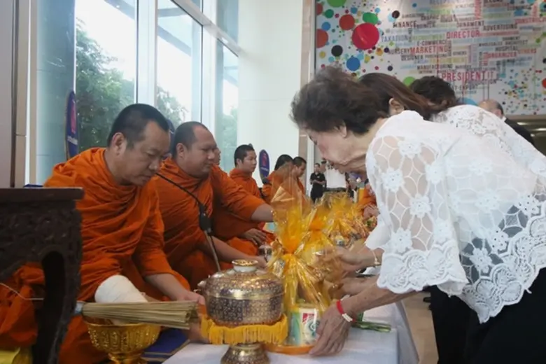SPU : ทำบุญสืบเนื่องพระพุทธศาสนา ม.ศรีปทุม จัดพิธีทำบุญตักบาตร “วันอาสาฬหบูชา และวันเข้าพรรษา” ๒๕๖๐