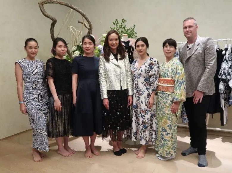 ดิษยา สรไกรกิติกูล (กลาง) ดีไซเนอร์และผู้...