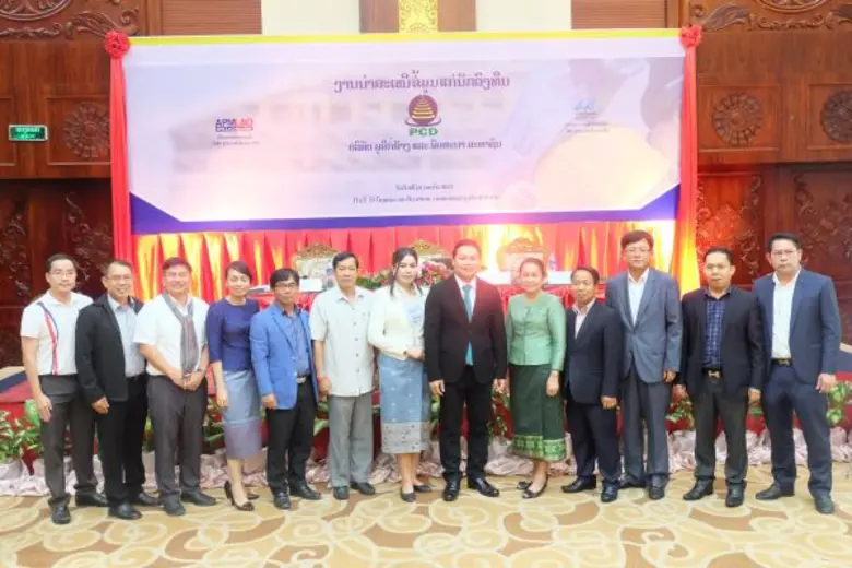 นายสีทอง พรหมมะจิต(ที่ 6 จากขวา) ประธานสภ...