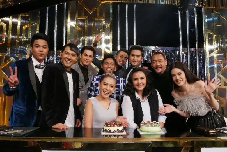 ออกอาการเป็นปลื้มและยิ้มแก้มปริแบบสุดๆ สำ...