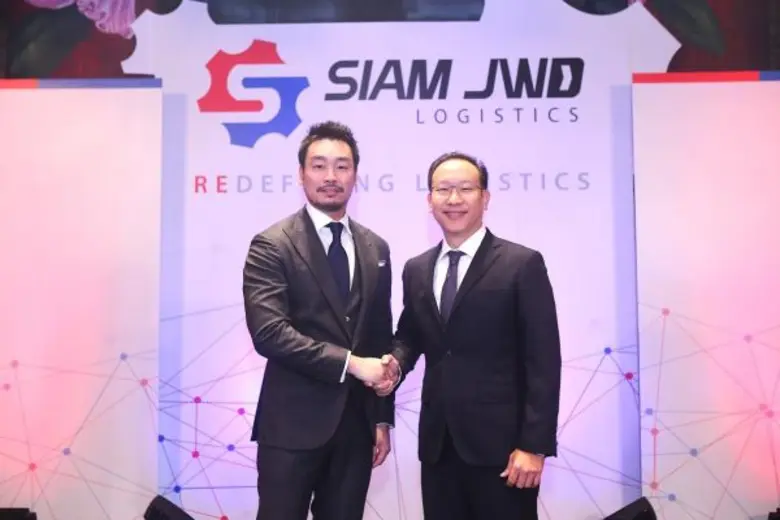 นายประธานวงศ์ พรประภา (ซ้าย) กรรมการผู้จั...