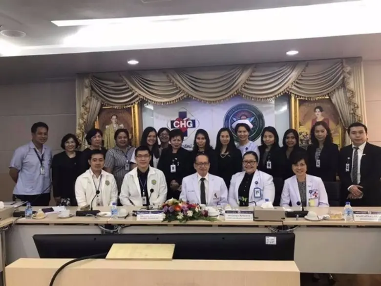 นายแพทย์กำพล พลัสสินทร์ (คนกลาง) กรรมการผ...