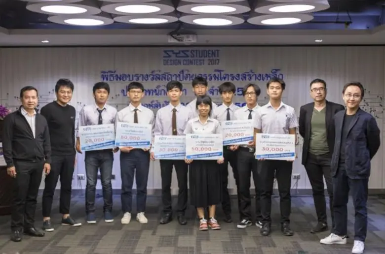 นายสยมภู เฮนะเกษตร (ซ้าย) ผู้จัดการส่วนขา...