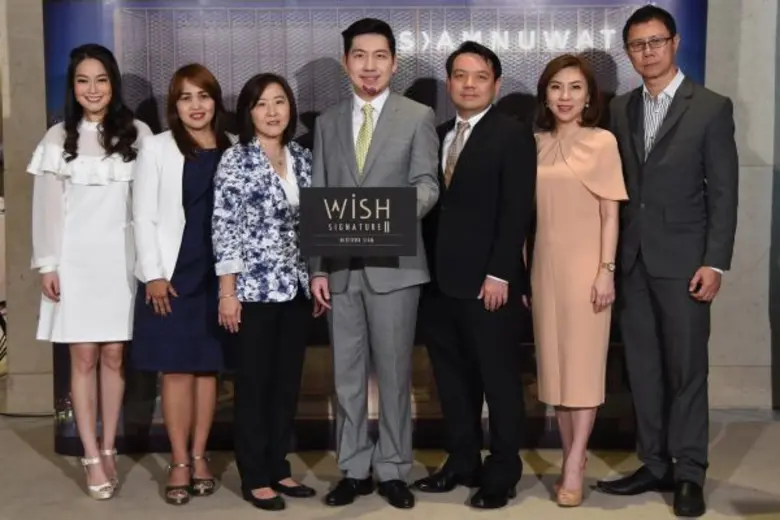 ธารธร อักษรานุวัตร (คนกลาง) ประธานเจ้าหน้...