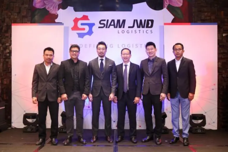 นายประธานวงศ์ พรประภา (ที่ 3 จากซ้าย) กรร...