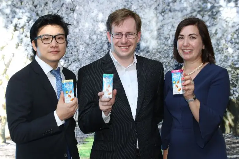 บลูไดมอนด์ โกรเวอร์ส สหกรณ์ผู้ผลิตเครื่องดื่มนมอัลม...