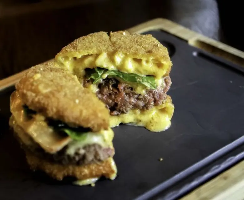 สาวกมักกะโรนีชีสต้องมา! พบกับเบอร์เกอร์ลา...