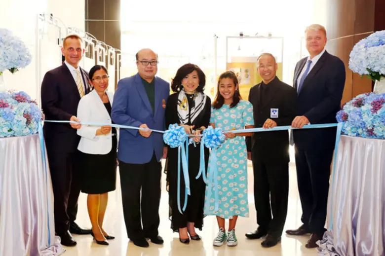 สุพัตรา จิราธิวัฒน์ (กลาง) รองประธานอาวุโ...