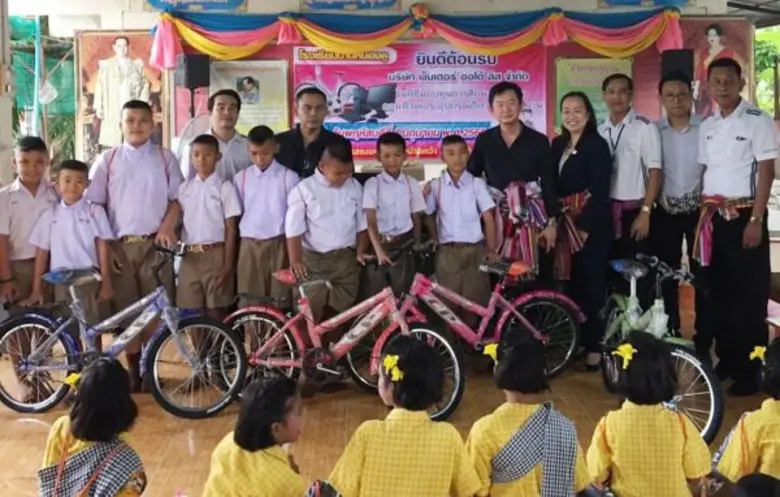 คุณจันทร์รุ่ง ศรีตระกูลช่าง (คนที่ 4 จากข...