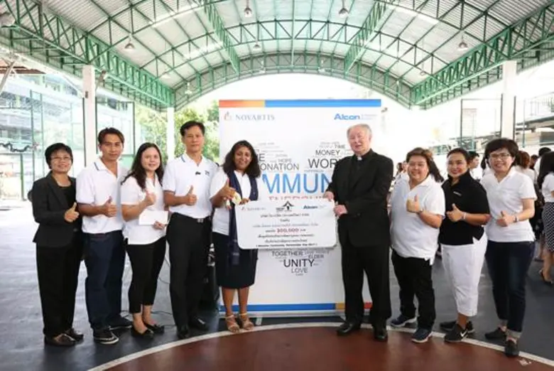 เมื่อเร็วๆ นี้ นางมีนากชี เนวาเทีย (กลาง)...