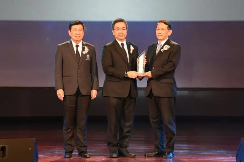 รศ.ดร.พสุ เดชะรินทร์ (กลาง) คณบดีคณะพาณิชยศาสตร์และ...