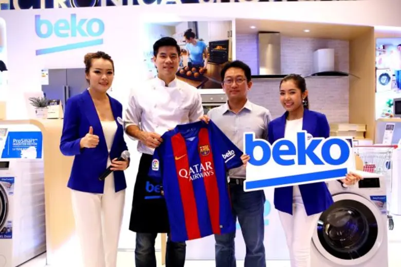 นายประชา เวียงเพิ่ม (ที่ 2 จากขวา) ผู้อำน...