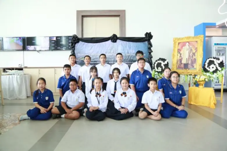 'เอิร์น-จิรวรรณ’ นำ นร.สาธิตกรุงเทพธนบุรี ประดิษฐ์ดอกไม้จันทน์ ถวายพ่อหลวง ร.9