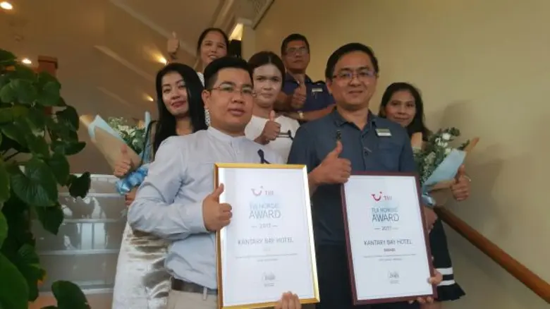 นายบุญส่ง สุระทด (แถวหน้า ซ้ายสุด) ผู้จัด...