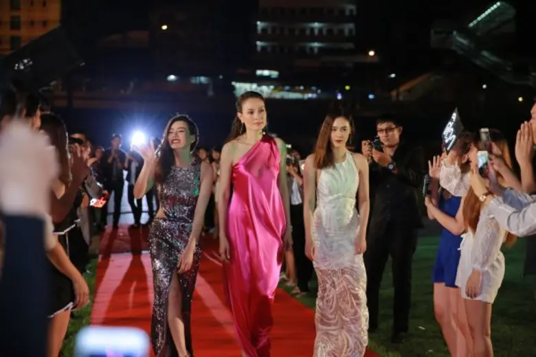 'เก้า-แนท-ดาว’ รวมตัวเดินพรมแดงสุดหรู!! ปิดฉากมายา!! 'ละครคน’