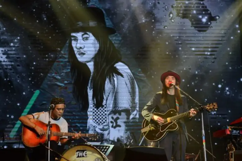 ครั้งแรก “ธีร์ ไชยเดช” ปะทะ “เล็ก กรีซซี่ คาเฟ่” สนั่นเวที!!! ชวน “คิ้ม-พีธ-นุ๊ก” แจมเพลงรักบนคอนเสิร์ต “GSB 2 TONE CONCERT”