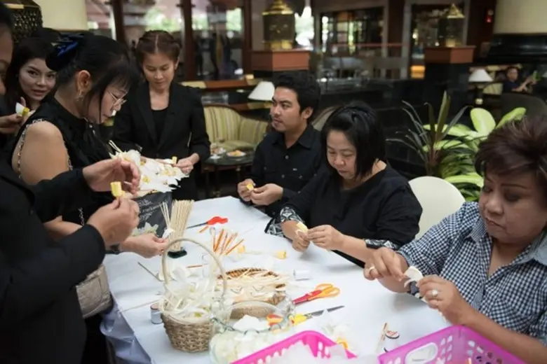 โรงแรมพูลแมน ขอนแก่น ราชา ออคิด ขอเรียนเชิญท่านร่วมกิจกรรม 'ร่วมใจประดิษฐ์ดอกไม้จันทน์ ถวายในหลวงรัชกาลที่ ๙'