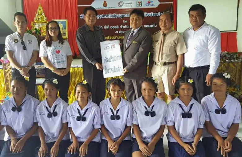 ชมรม เจนชัย (ที่3 จากซ้าย) ผู้จัดการทั่วไ...