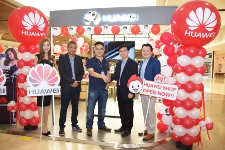 นายกิตติพงศ์ กิตติภัสสร (ที่ 2 จากขวา) ผู...