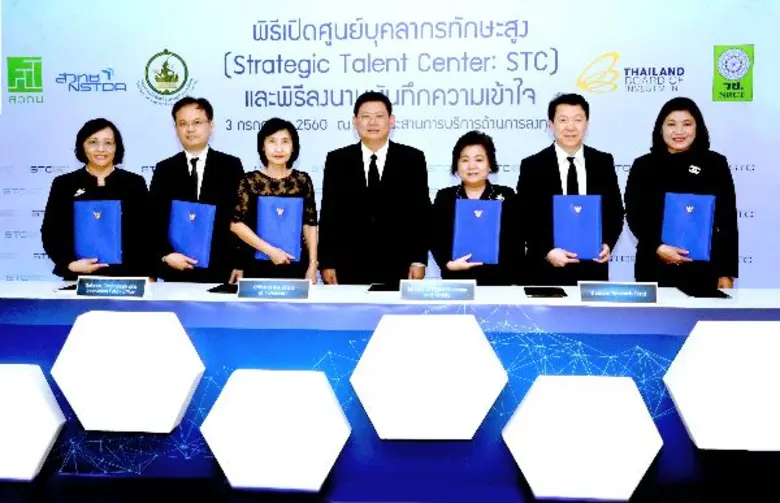 ดร.สุวิทย์ เมษินทรีย์ รัฐมนตรีประจำสำนักน...