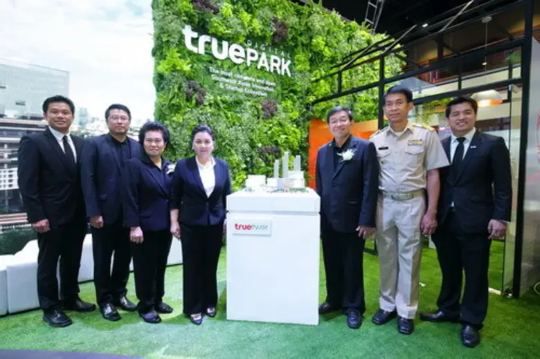 ดร.อรรชกา สีบุญเรือง (ที่สี่จากซ้าย) รัฐม...