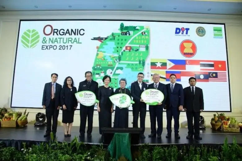 นางอภิรดี ตันตราภรณ์ (กลาง) รัฐมนตรีว่ากา...