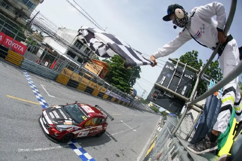 มาสด้า2 ประกาศศักดาบนสนามบางแสน คว้าชัยชนะท่ามกลางกองเชียร์นับหมื่น