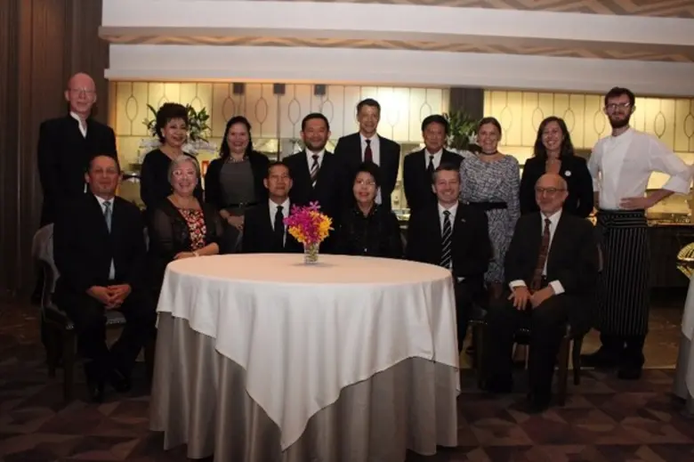 บุรินทร์ นาคเจริญ (ที่ 4 จากซ้าย แถวที่ 2...