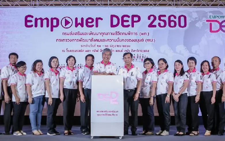 นายสมชาย เจริญอำนวยสุข (คนที่ 8 จากขวา) อ...