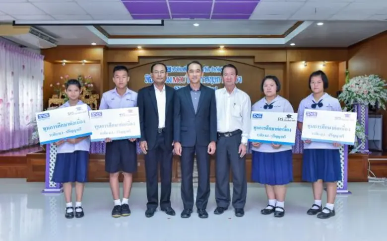 นายพงษ์ศักดิ์ แห่ล้อม (ที่ 4 จากซ้าย) ประ...