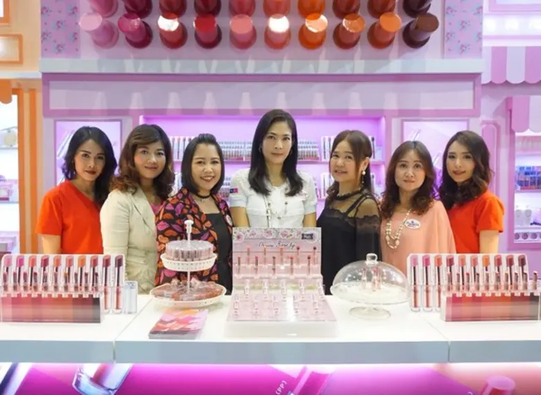 ธีรดา อำพันวงษ์ กรรมการผู้จัดการ และประธา...