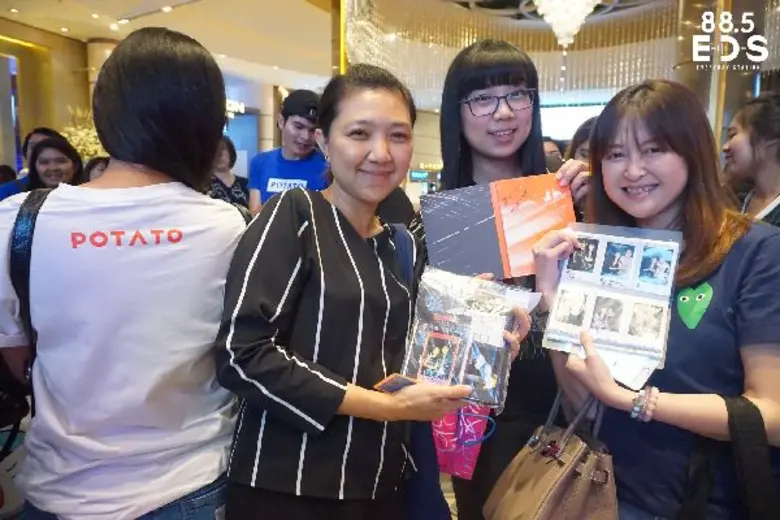 ปรากฏการณ์ โลกกลม พรหมลิขิต Nuvo – Potato ทึ่ง! แฟนตัวจริง ตบเท้าโชว์ของรับบัตรคอนเสิร์ต “88.5 E-D-S Double Hits Concert Nuvo Potato" มันส์...สุดสุดไปเลย!!