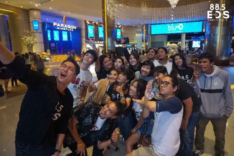 ปรากฏการณ์ โลกกลม พรหมลิขิต Nuvo – Potato ทึ่ง! แฟนตัวจริง ตบเท้าโชว์ของรับบัตรคอนเสิร์ต “88.5 E-D-S Double Hits Concert Nuvo Potato" มันส์...สุดสุดไปเลย!!