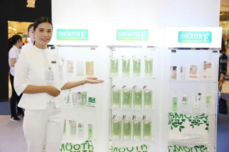 “Smooth E” เผยโฉมพรีเซนเตอร์ผิวสุขภาพดี “คิมเบอร์ลี่” พร้อมแนะวิธีดูแลผิวสุขภาพดีและแข็งแรงด้วยเวชสำอางคัดสรรคุณภาพวัตถุดิบและกระบวนการผลิตระดับเดียวกับมาตรฐานการผลิตของโรงพยาบาล ในงาน “Skin Medical Health Check” กับเวชสำอาง “Smooth E”