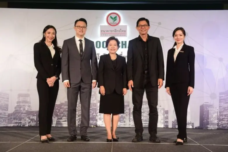 นายพิพิธ เอนกนิธิ (ซ้าย) กรรมการผู้จัดการ...