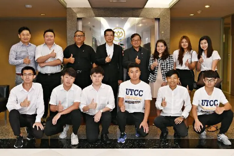 นายประเสริฐ อนุชิราชีวะ (ที่ 4 จากซ้าย) รองกรรมการผ...