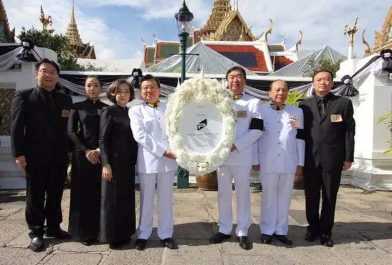 คุณสุรชัย โชติจุฬางกูร (ที่ 4 จากซ้าย) ปร...