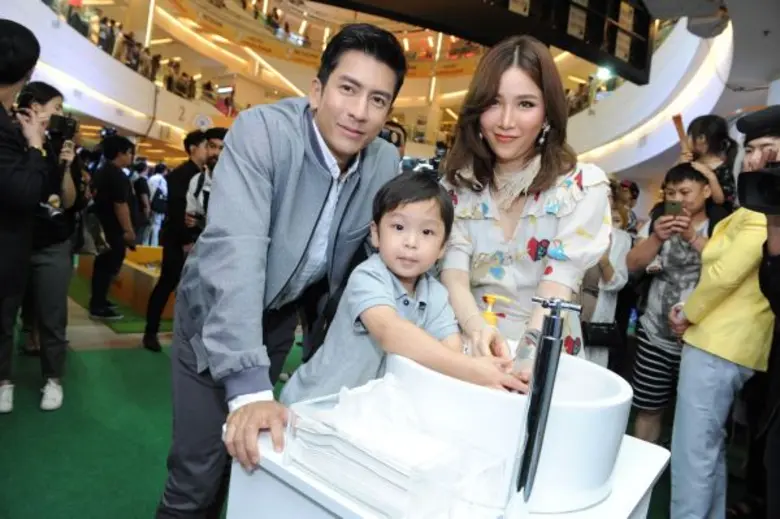 'ติ๊ก เจษฎาภรณ์ ผลดี' พร้อมภรรยา 'พีช สิตมน ผลดี' เ...