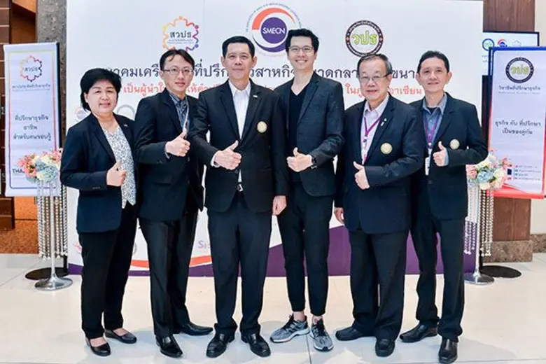 ดร.วิริยะ ลิขิตวงศ์ (ที่ 3 จากซ้าย) นายกส...