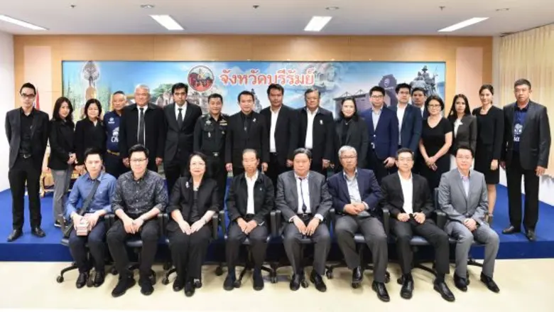 นายอนุสรณ์ แก้วกังวาล (แถวยืน ที่ 8 จากซ้...