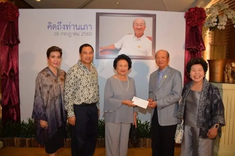 ท่านผู้หญิงถวิกา สารสิน พร้อมด้วย กลินท์,...