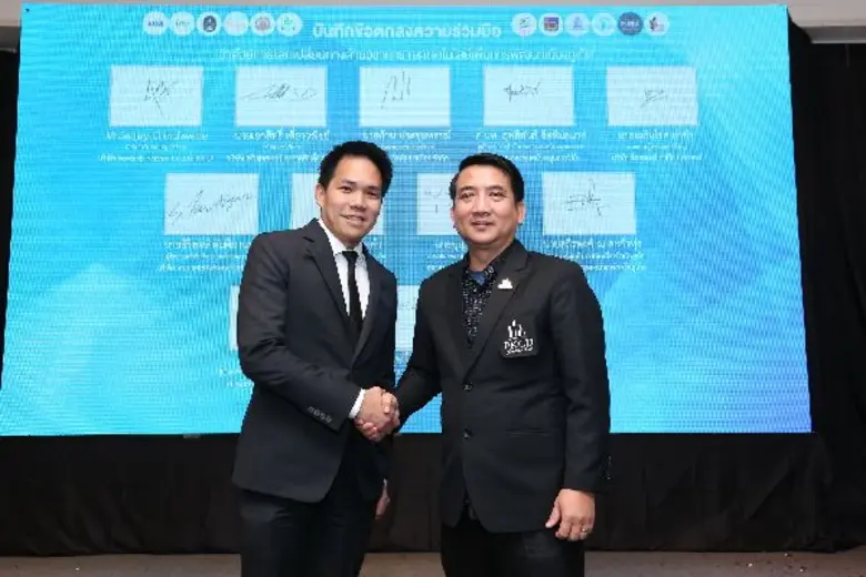 นายสุริพงษ์ ตันติยานนท์ (ซ้าย) ผู้จัดการว...