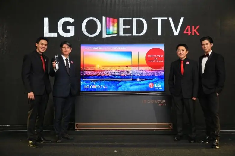 มิสเตอร์ซอง แจ คิม (ที่ 2 จากซ้าย) กรรมกา...