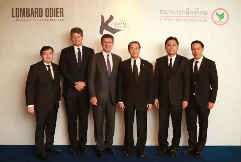 นายบัณฑูร ล่ำซำ (ที่ 4 จากซ้าย) ประธานกรร...