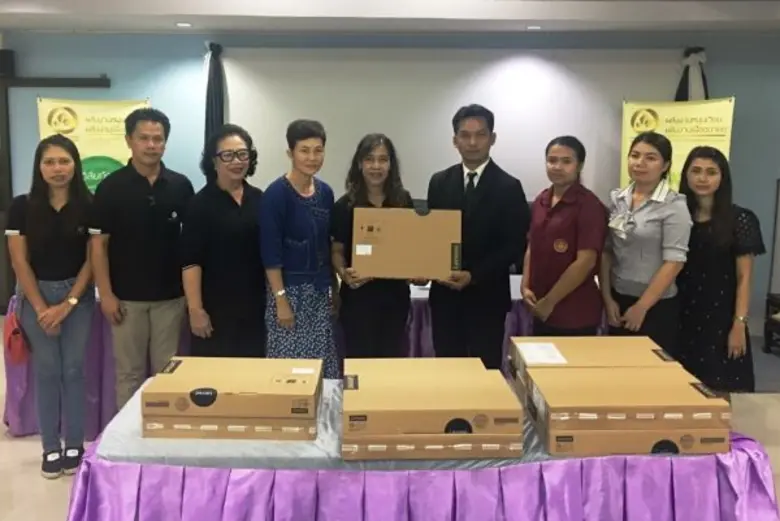 คุณกนกทิพย์ จันทร์พลังศรี (ที่ 5 จากซ้าย)...